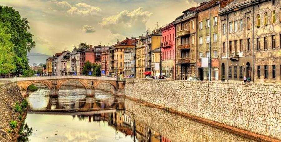muškarac iz knjižnice izlazi sa ženom Jarac